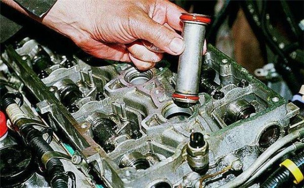 Устранение течи масла в свечные колодцы