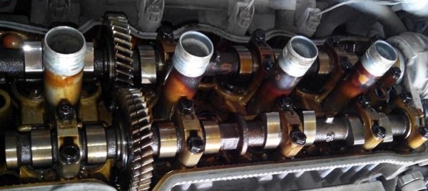 Устранение течи масла в свечные колодцы