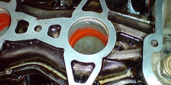 Устранение течи масла в свечные колодцы