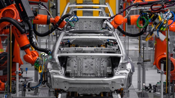 Компания BMW сократит производственные расходы на четверть