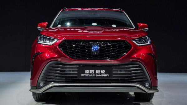 Компания Toyota назвала дату начала продаж нового кроссовера Crown Kluger