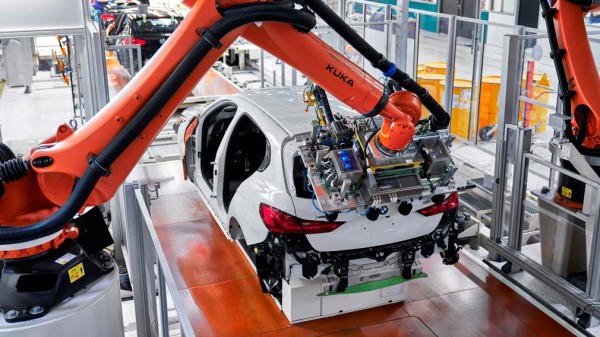 Компания BMW сократит производственные расходы на четверть