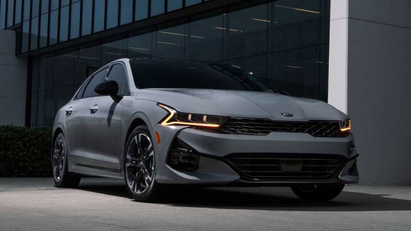 Седан Kia K5 обошел Toyota Camry по продажам в РФ