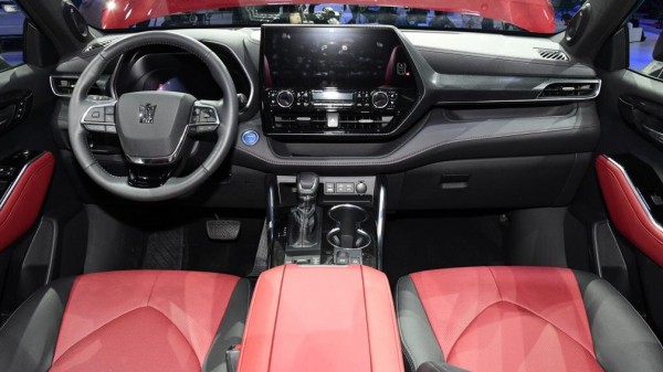 Компания Toyota назвала дату начала продаж нового кроссовера Crown Kluger