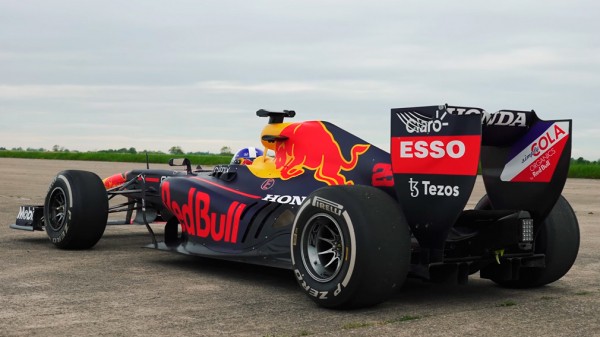 Bugatti Chiron сравнили с болидом Формулы-1 на прямой