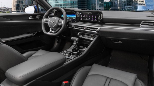 Седан Kia K5 обошел Toyota Camry по продажам в РФ