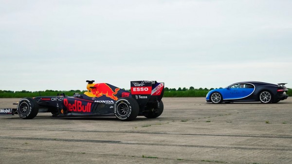 Bugatti Chiron сравнили с болидом Формулы-1 на прямой