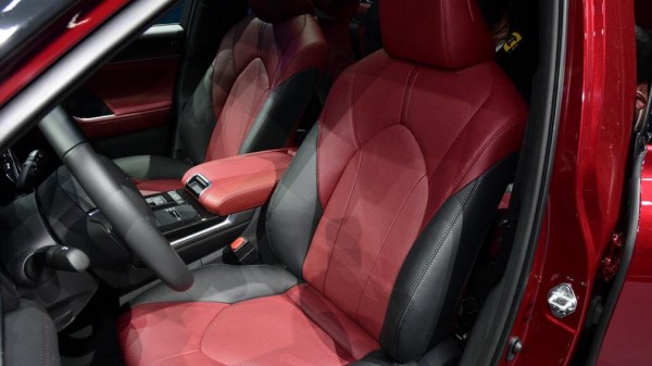 Компания Toyota назвала дату начала продаж нового кроссовера Crown Kluger