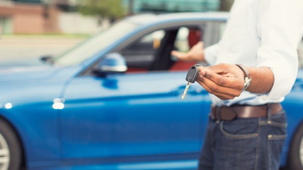 В Европе предлагают запретить рекламу машин с бензиновыми и дизельными моторами