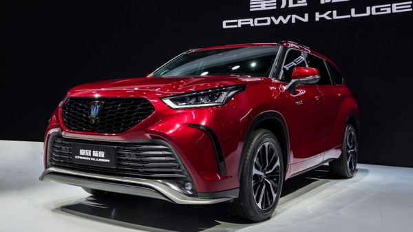 Компания Toyota назвала дату начала продаж нового кроссовера Crown Kluger