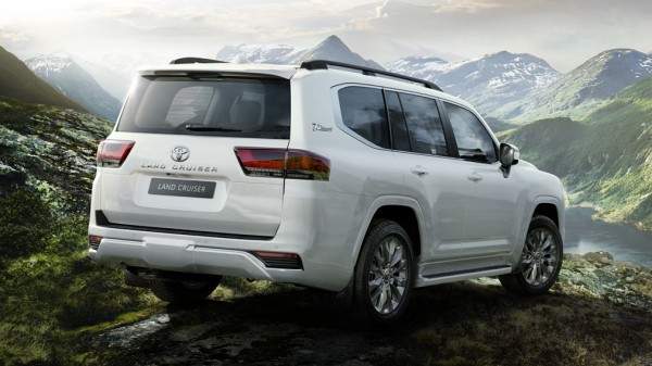 Компания Toyota официально представили новый внедорожник Toyota Land Cruiser 300