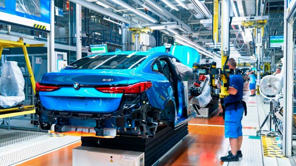 Компания BMW сократит производственные расходы на четверть