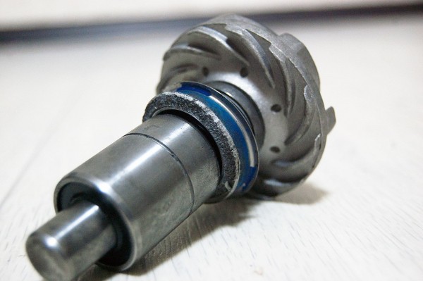 Оригинал или китайский аналог в два раза дешевле: разбираем и сравниваем водяные помпы