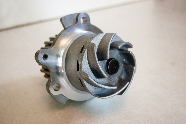 Оригинал или китайский аналог в два раза дешевле: разбираем и сравниваем водяные помпы