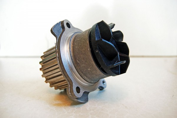 Оригинал или китайский аналог в два раза дешевле: разбираем и сравниваем водяные помпы