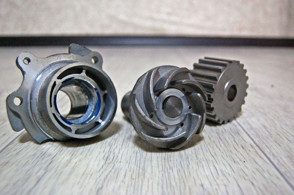 Оригинал или китайский аналог в два раза дешевле: разбираем и сравниваем водяные помпы