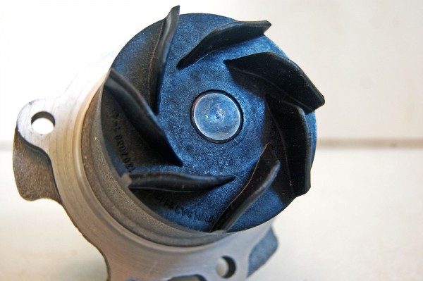 Оригинал или китайский аналог в два раза дешевле: разбираем и сравниваем водяные помпы