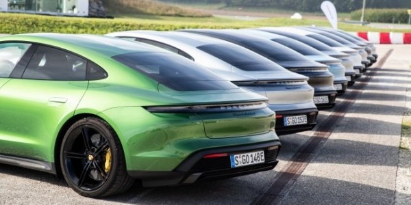 Porsche больше не синоним качества? Компания отзывает Panamera и Taycan