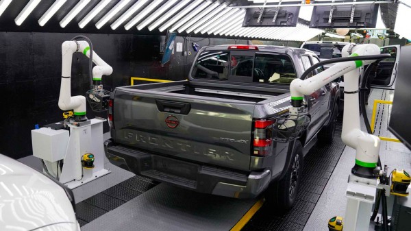 Компания Nissan представила базовую версию нового пикапа Frontier