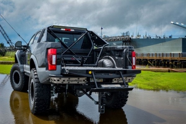 &laquo;Хищник&raquo; подрос: тяжелый пикап от Ford превратили в MegaRaptor
