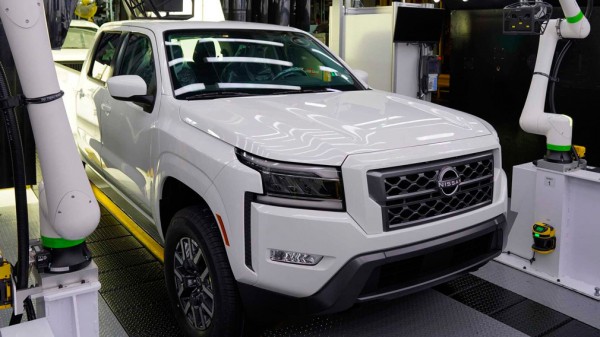 Компания Nissan представила базовую версию нового пикапа Frontier