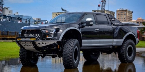 &laquo;Хищник&raquo; подрос: тяжелый пикап от Ford превратили в MegaRaptor