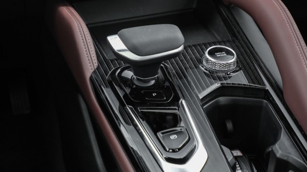 Компания Geely начала продажи большого кроссовера Xingyue L в Китае