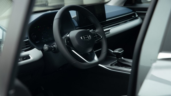 В Китае начали принимать заявки на новый седан Geely Emgrand