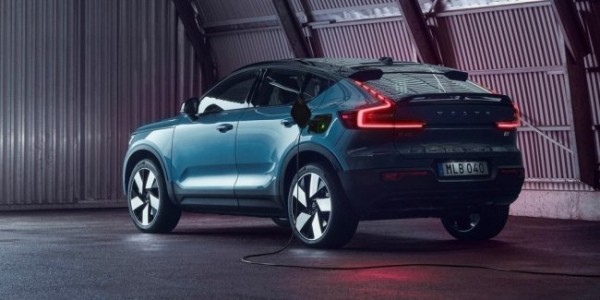 Электрокар Volvo C40 Recharge оказался слишком дорогим