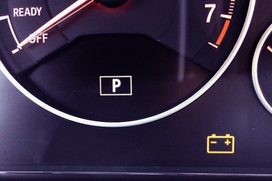 Горит лампочка аккумулятора на панели приборов: что делать водителю