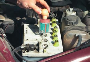 Плотность электролита в аккумуляторе: как проверить и повысить