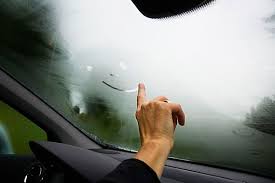 Потеют стекла в машине: что делать водителю