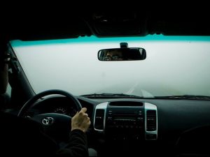 Потеют стекла в машине: что делать водителю