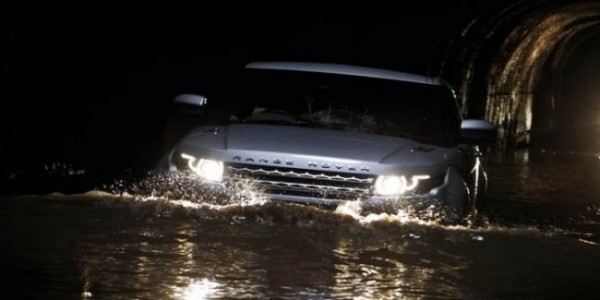 Range Rover, который не боится плавать (видео)