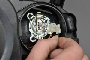 Замена лампочки ближнего света на Лада Калина: что нужно знать