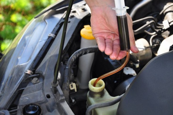 Замена жидкости гидроусилителя руля: как заменить масло ГУР самому