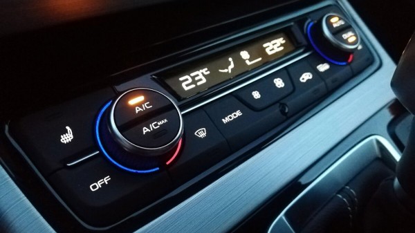 Причины запотевания стекол автомобиля и способы их решения