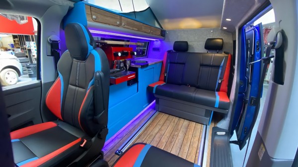 Модель Volkswagen Transporter превратили в кемпер для велосипедистов