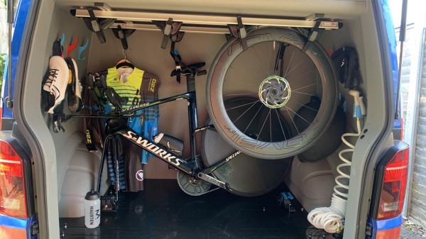 Модель Volkswagen Transporter превратили в кемпер для велосипедистов
