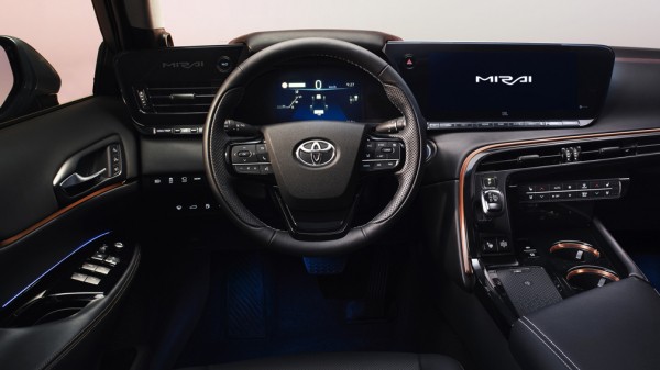 Toyota начала использовать в автомобилях сделанный из растений пластик