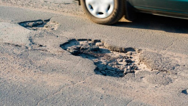 Российским автолюбителям объяснили, почему нельзя тормозить перед дорожными ямами в 2021 году