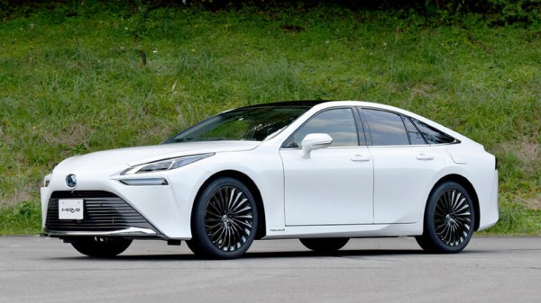 Toyota начала использовать в автомобилях сделанный из растений пластик