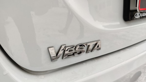 Узкая светодиодная оптика обновленной Lada Vesta FL оказалась обманом зрения