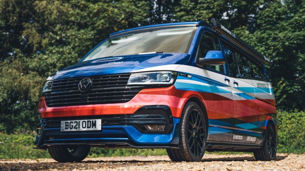Модель Volkswagen Transporter превратили в кемпер для велосипедистов