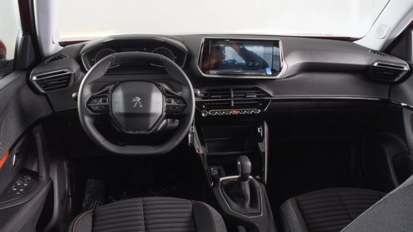 В РФ начались продажи новой мощной версии кроссовера Peugeot 2008