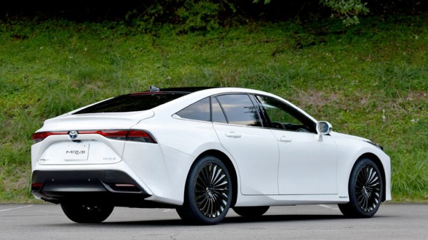 Toyota начала использовать в автомобилях сделанный из растений пластик