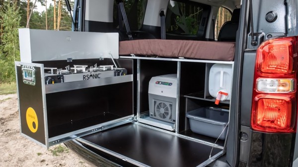 Микроавтобус Peugeot Traveller приспособили для охоты и рыбалки