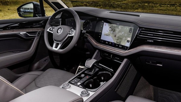 Российское представительство Volkswagen подарило тренеру сборной России по футболу новый Touareg