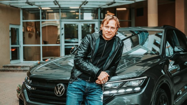 Российское представительство Volkswagen подарило тренеру сборной России по футболу новый Touareg