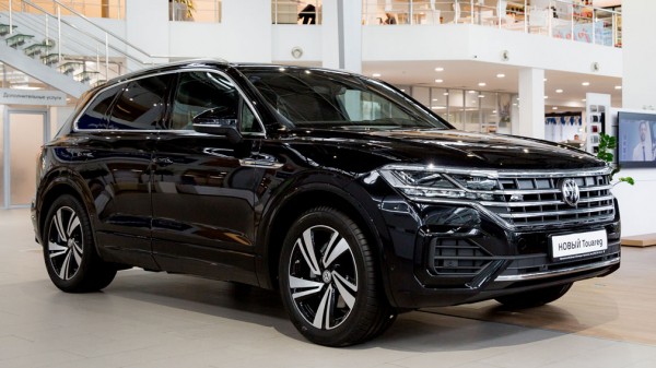 Российское представительство Volkswagen подарило тренеру сборной России по футболу новый Touareg